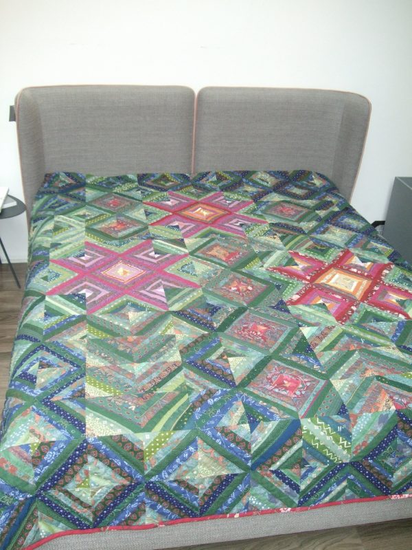 lovos užtiesalas iš skiautinių įvairių spalvų užtiestas ant lovos