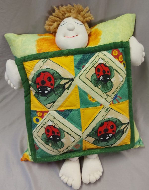 rankų darbo vaikiška pagalvė su boružėlėmis ir pagalvę apkabinusia lėle