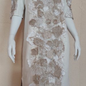 smėlinės spalvos lininė suknelė ant manekeno